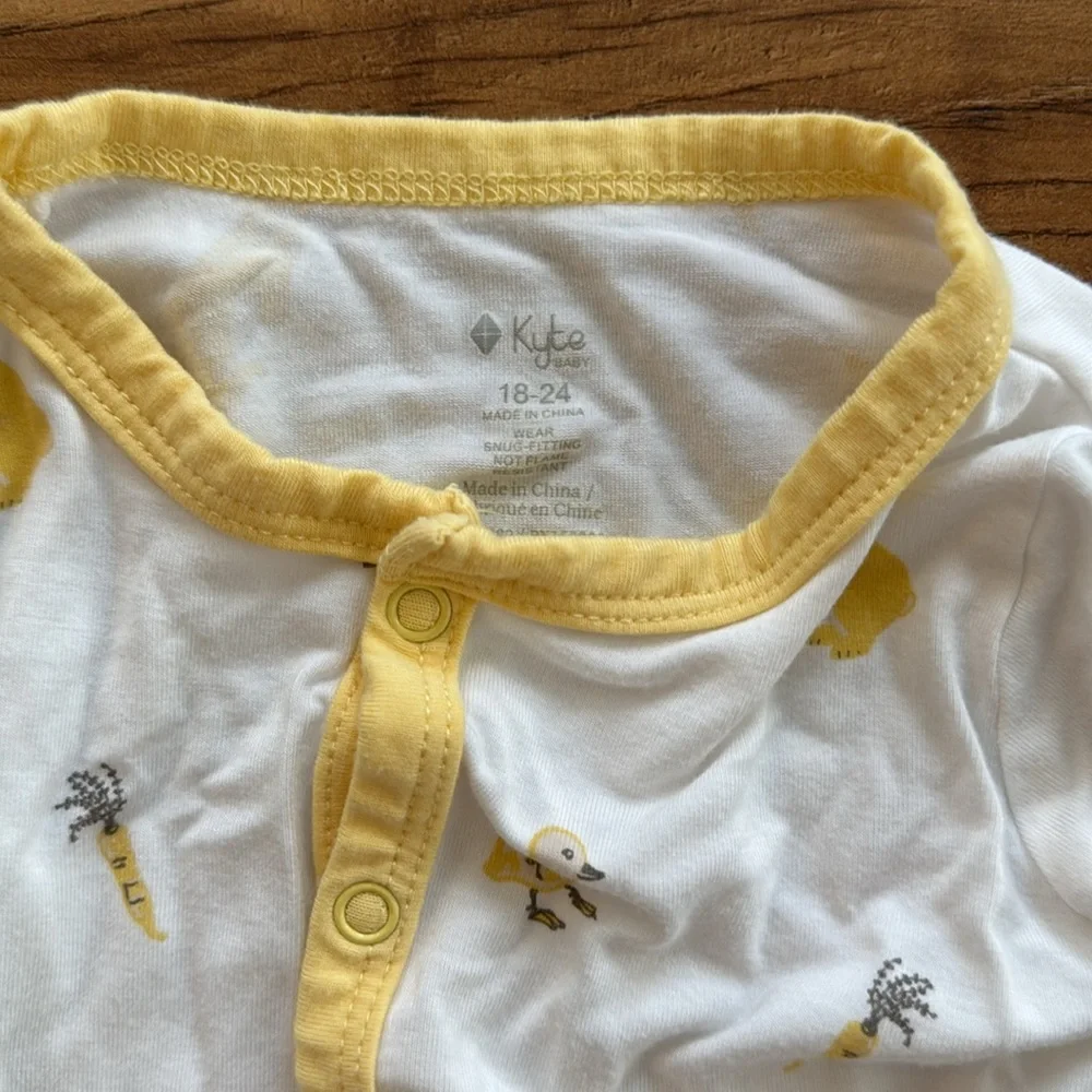 Bundle of 2 Kyte Baby snap footie pajamas, size 18-24 months